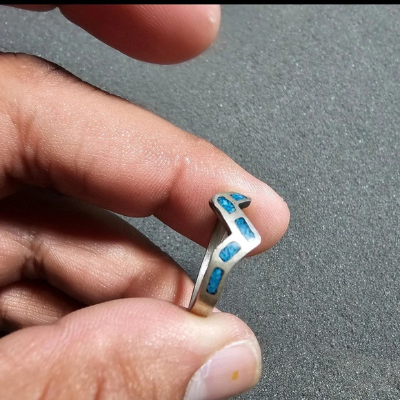 Sterling Silver And Turquoise Chip Inlaid Wavy Ring Size 8 - Picture 3 of 7